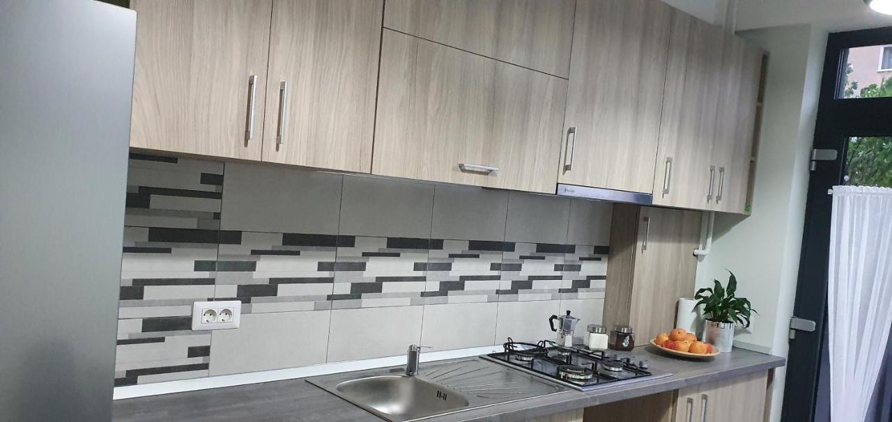 Yla Studio- Piatra Neamt Luaran gambar