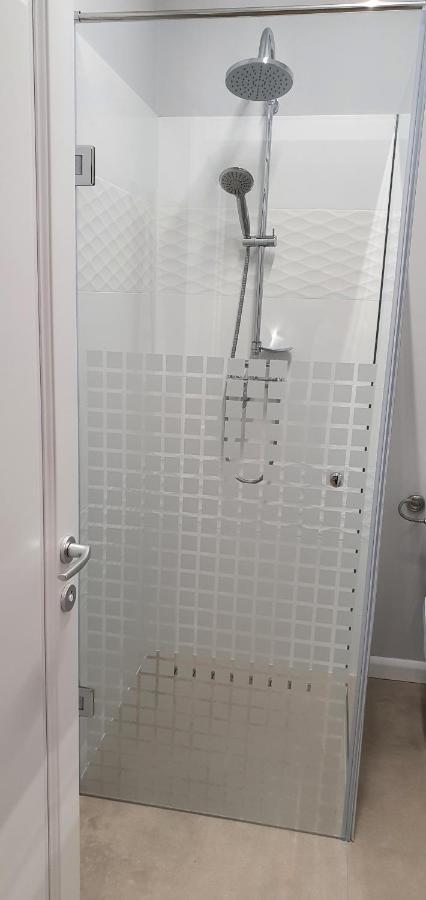 Yla Studio- Piatra Neamt Luaran gambar