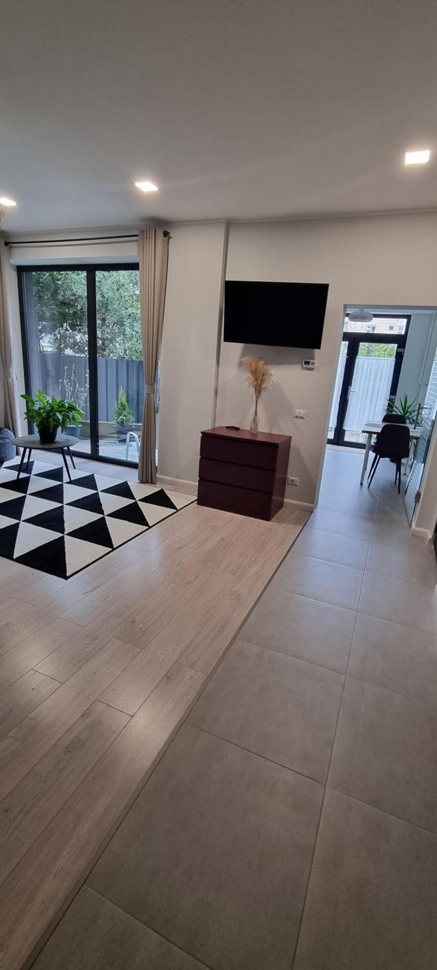 Yla Studio- Piatra Neamt Luaran gambar